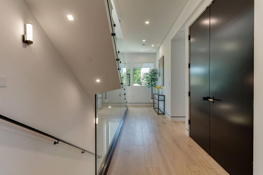 Posh Luxury Modern With Pool And Rooftop Deck Villa