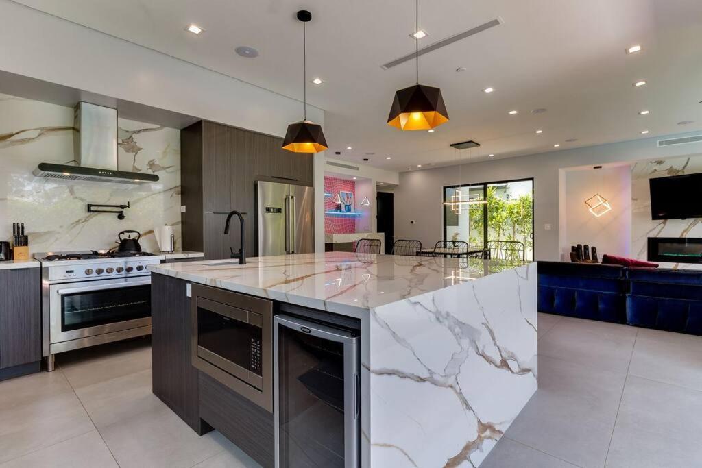 Posh Luxury Modern With Pool And Rooftop Deck