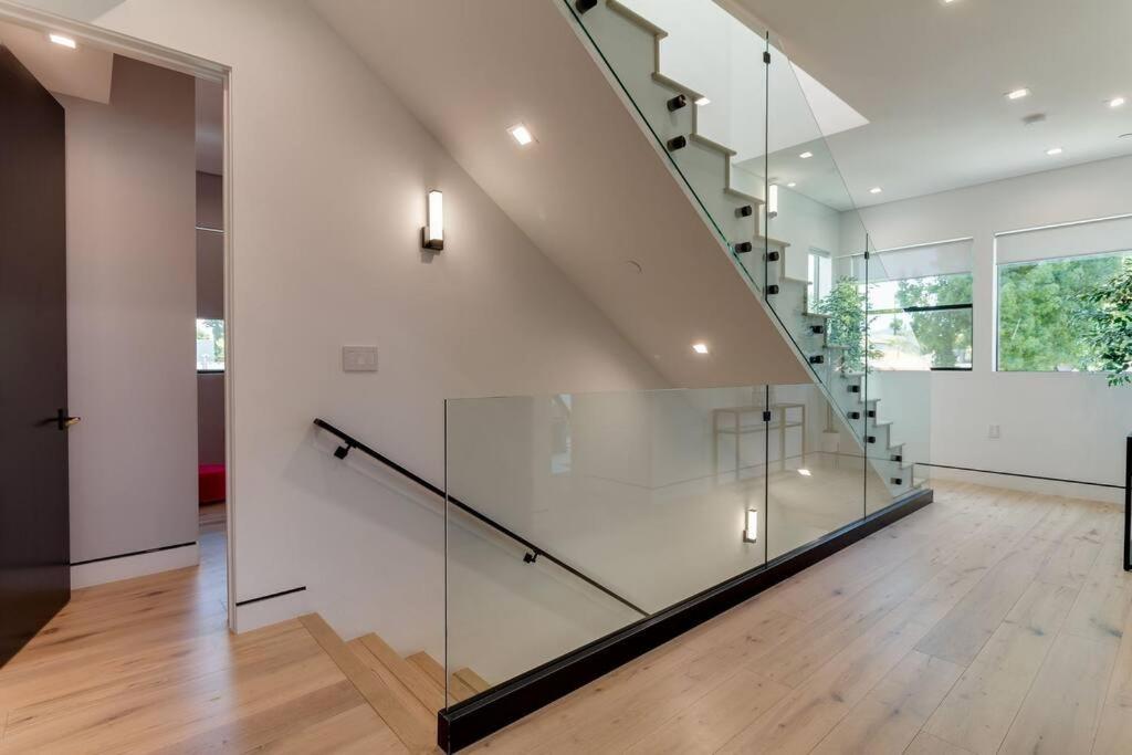 Posh Luxury Modern With Pool And Rooftop Deck Villa Los Angeles