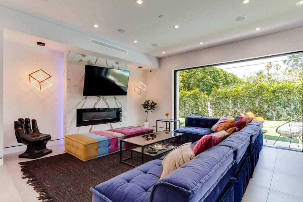 Posh Luxury Modern With Pool And Rooftop Deck