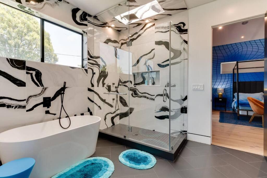 Posh Luxury Modern With Pool And Rooftop Deck Los Angeles