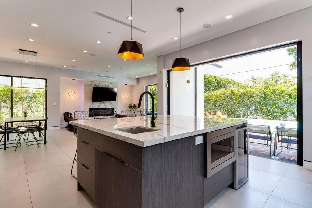 Posh Luxury Modern With Pool And Rooftop Deck * Los Angeles