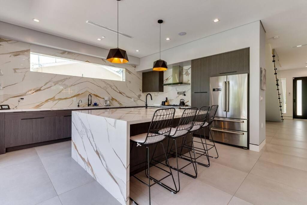 Posh Luxury Modern With Pool And Rooftop Deck Villa