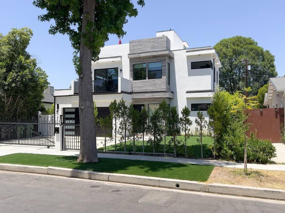 Posh Luxury Modern With Pool And Rooftop Deck Los Angeles