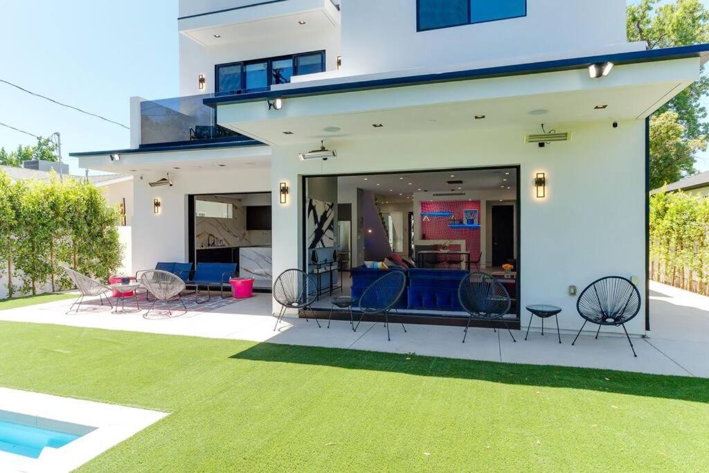 Posh Luxury Modern With Pool And Rooftop Deck