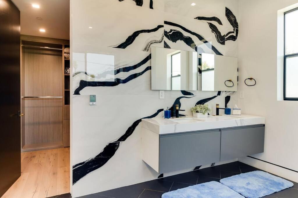 Posh Luxury Modern With Pool And Rooftop Deck Villa *